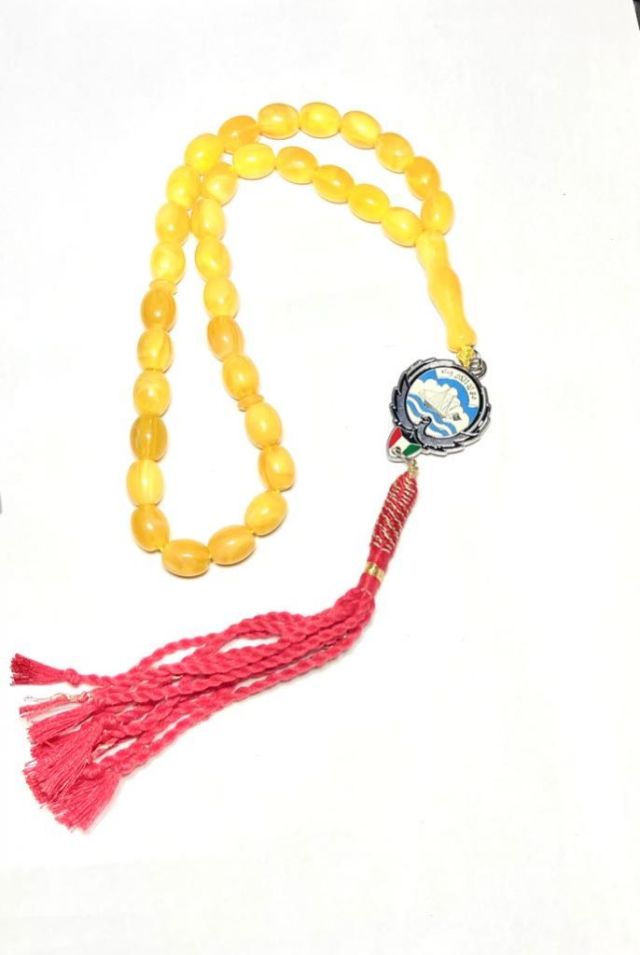 مسبحة صفراء حاملة شعار دولة الكويت